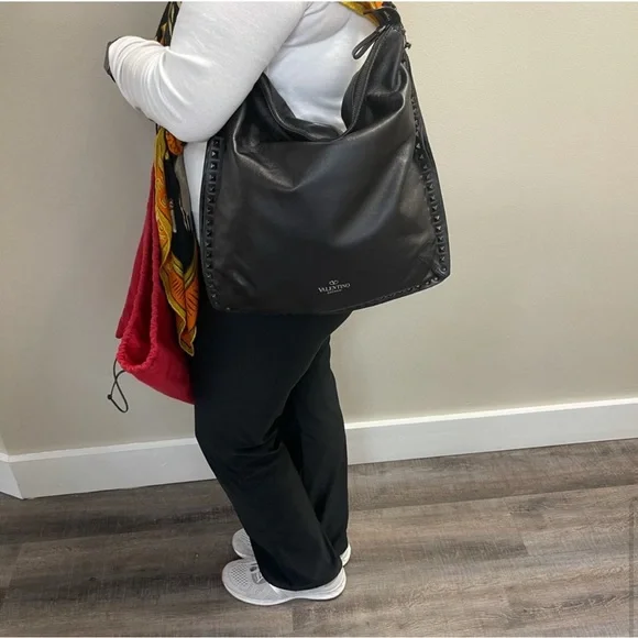 Valentino Garavani black leather Studded tote bag - Picture 6 of 9